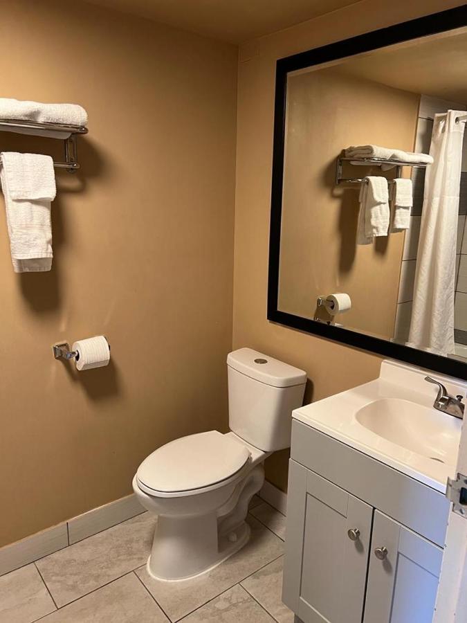 Hotel Weston Rfd Rockford Bagian luar foto