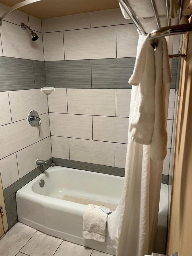Hotel Weston Rfd Rockford Bagian luar foto