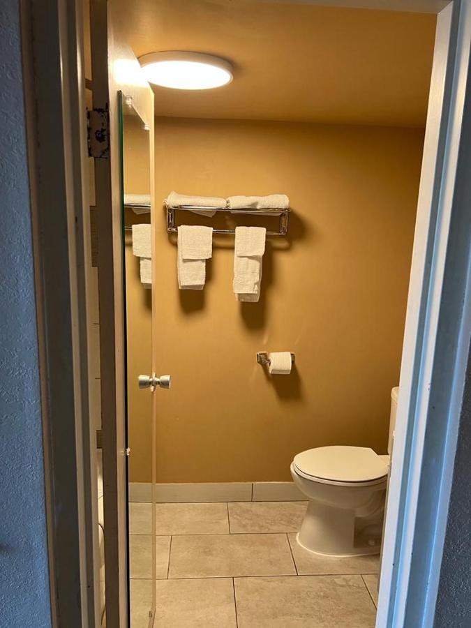 Hotel Weston Rfd Rockford Bagian luar foto